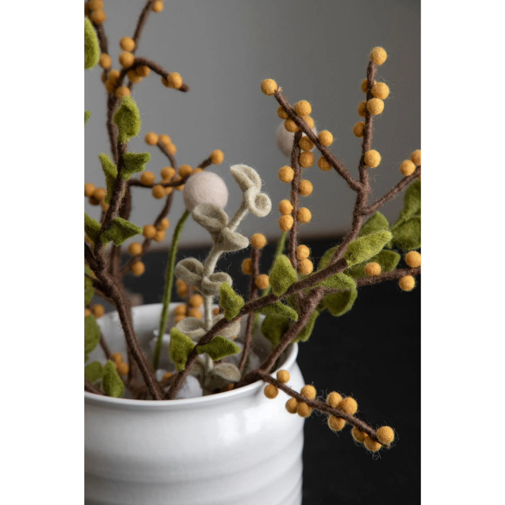 Zweig mit grünen Blättern - handgearbeitet