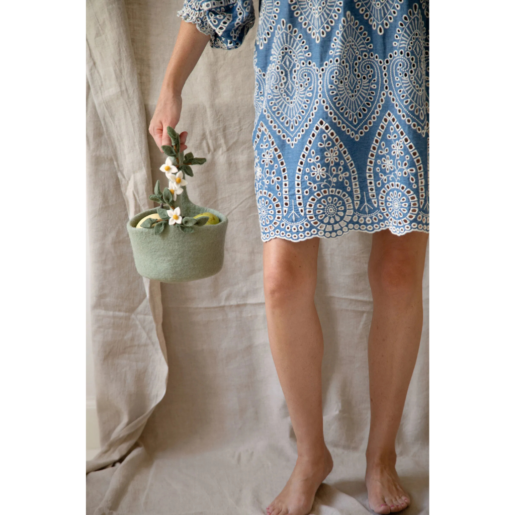 Korb mit Blumengirlande - handgearbeitet