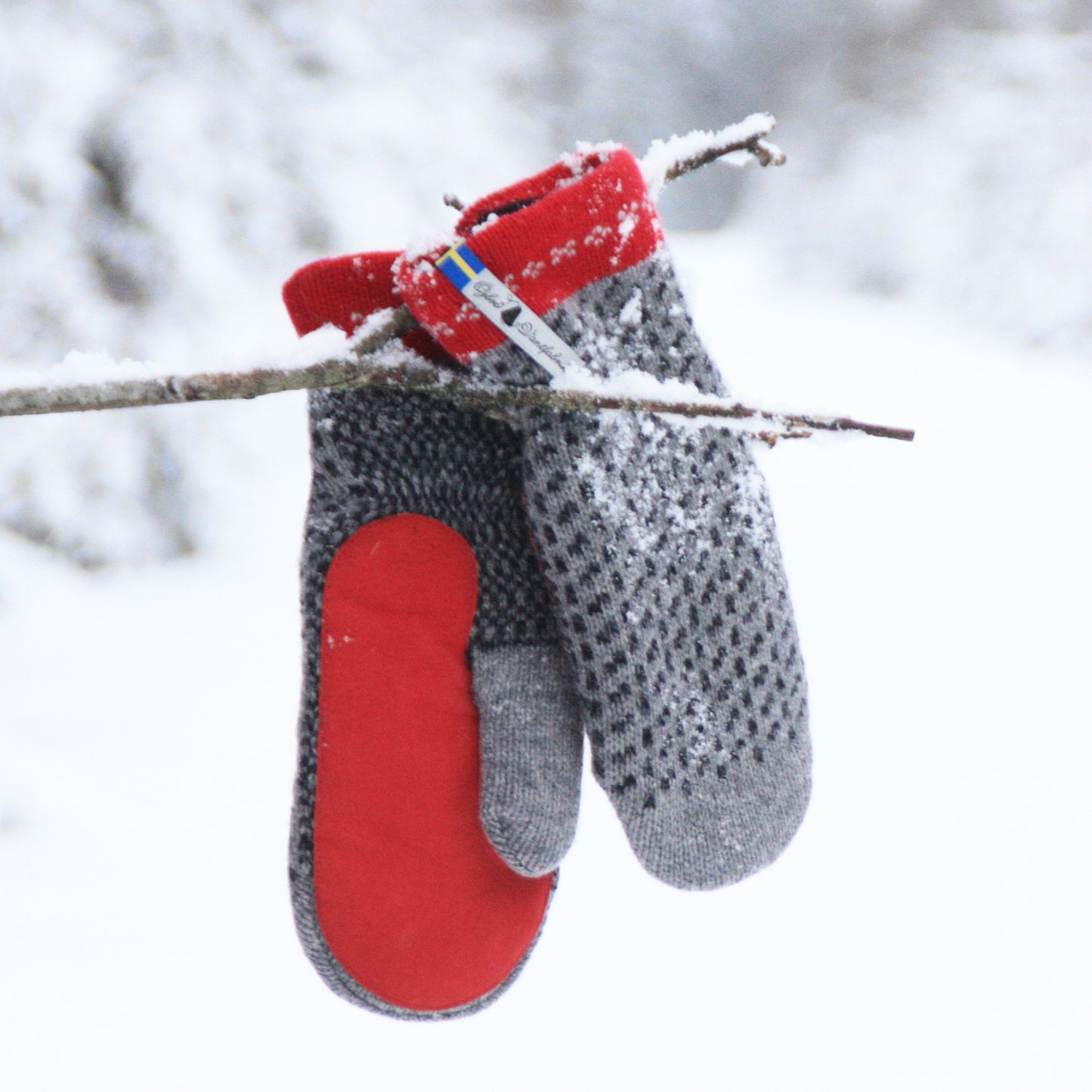 Skaftö grå - graue Fausthandschuhe mit rotem Wildleder