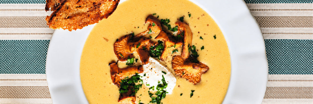 Cremige Pfifferlingssuppe mit Pfifferlingen, Kräutern und geröstetem Brot