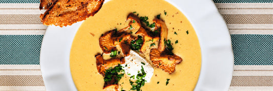 Cremige Pfifferlingssuppe mit Pfifferlingen, Kräutern und geröstetem Brot