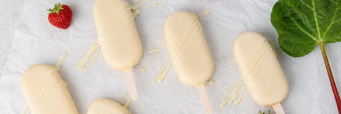 Selbstgemachtes Erdbeer-Rhabarber-Eis am Stiel mit weißer Schokolade, Rezept aus dem schwedischen Backbuch „Mein schwedisches Sommercafé"