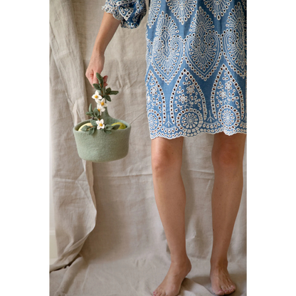 Korb mit Blumengirlande - handgearbeitet