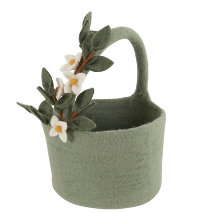 Korb mit Blumengirlande - handgearbeitet