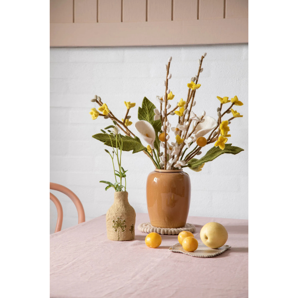Wollfilz Zweig mit Knospen weiß skandinavische Wohnraumdeko