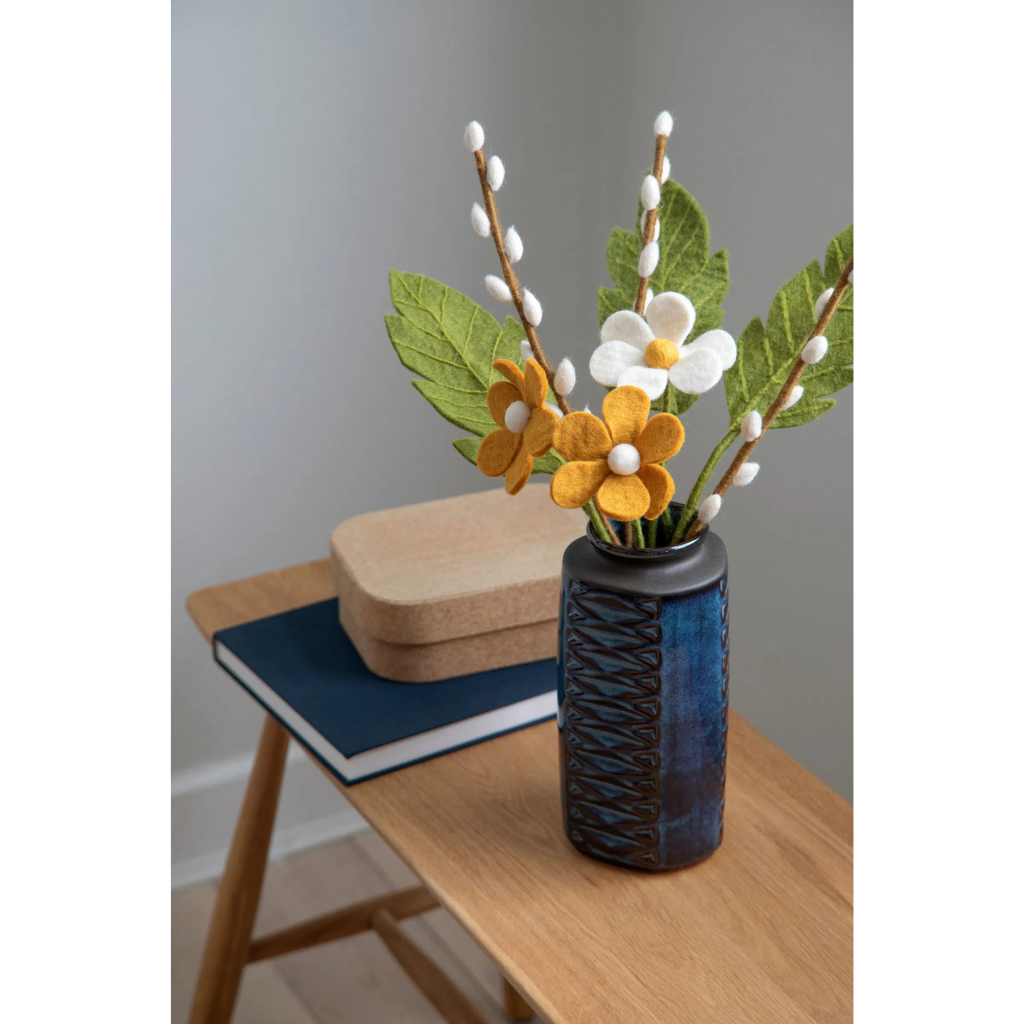 Handgefertigter Weidenzweig aus Filz in moderner Vase