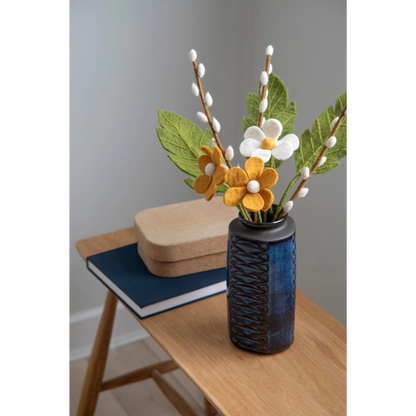 Handgefertigter Weidenzweig aus Filz in moderner Vase