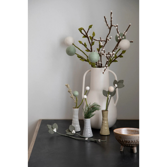 Filz Zweig als Frühlingsdeko im nordischen Wohnstil