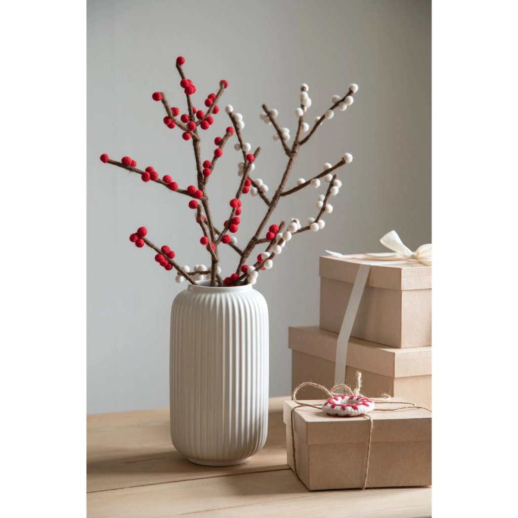 Wollfilz Zweig mit Knospen von Én Gry & Sif in moderner Vase