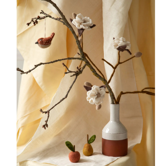 Magnolienzweig aus Wollfilz weiß - handgearbeitet