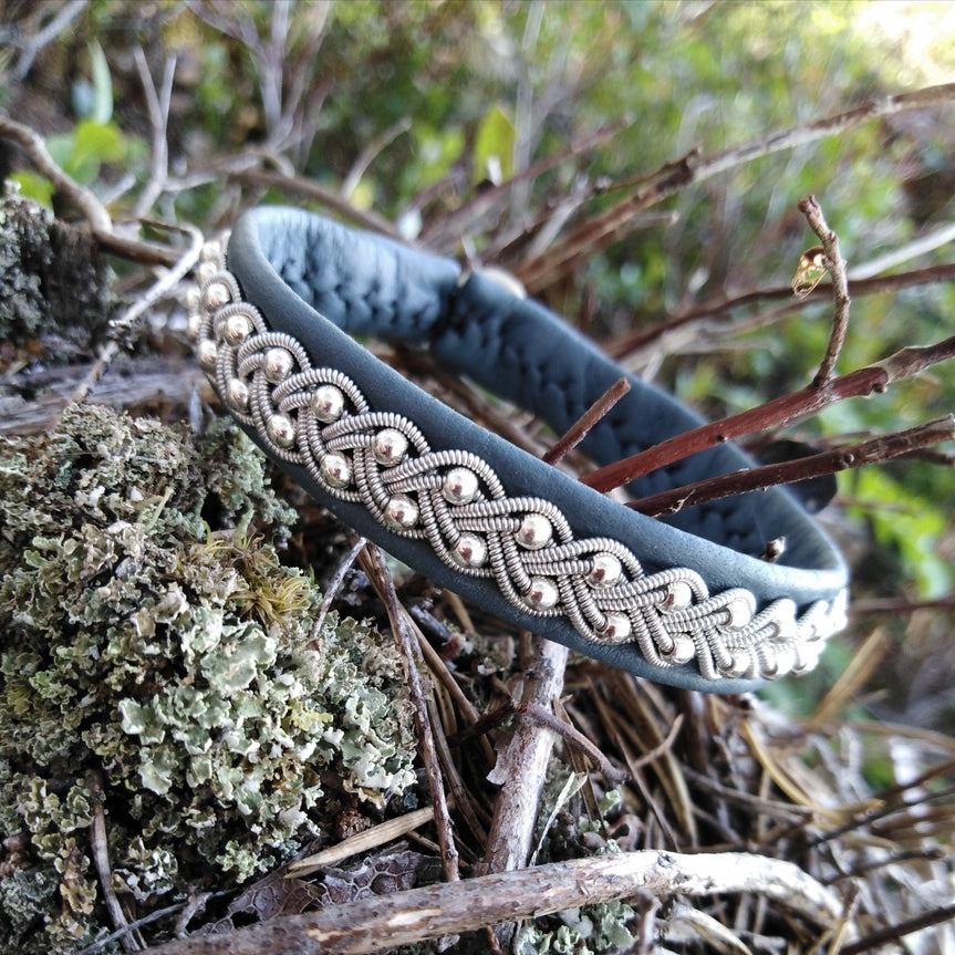 Handgefertigtes Sami-Armband aus Zinn mit Silberperlen - Blau