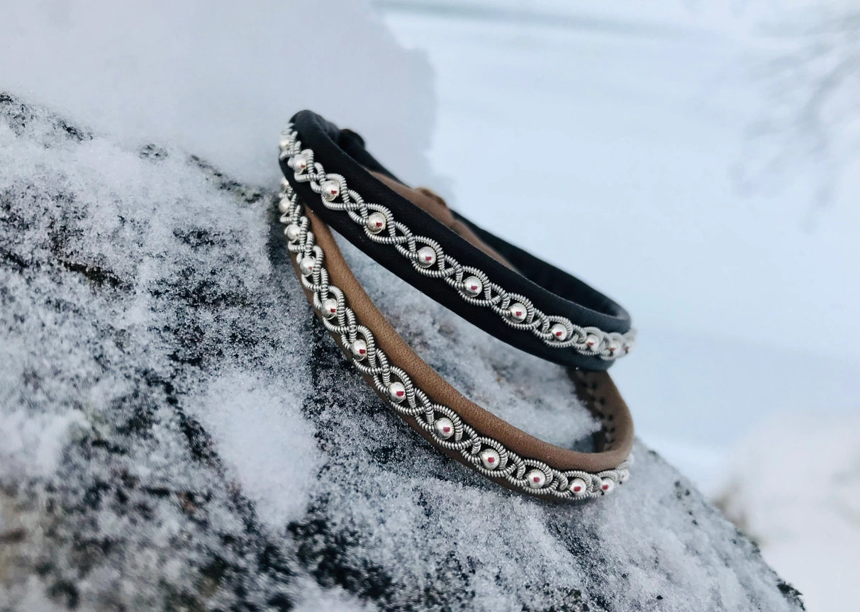 Schwarzes Zinn-Armband mit Silberperlen