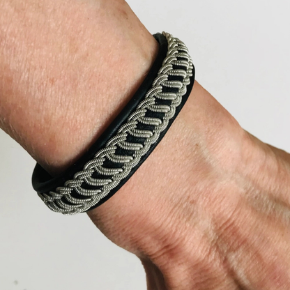 Traditionelles Sami-Armband, Makramee-Flechtung