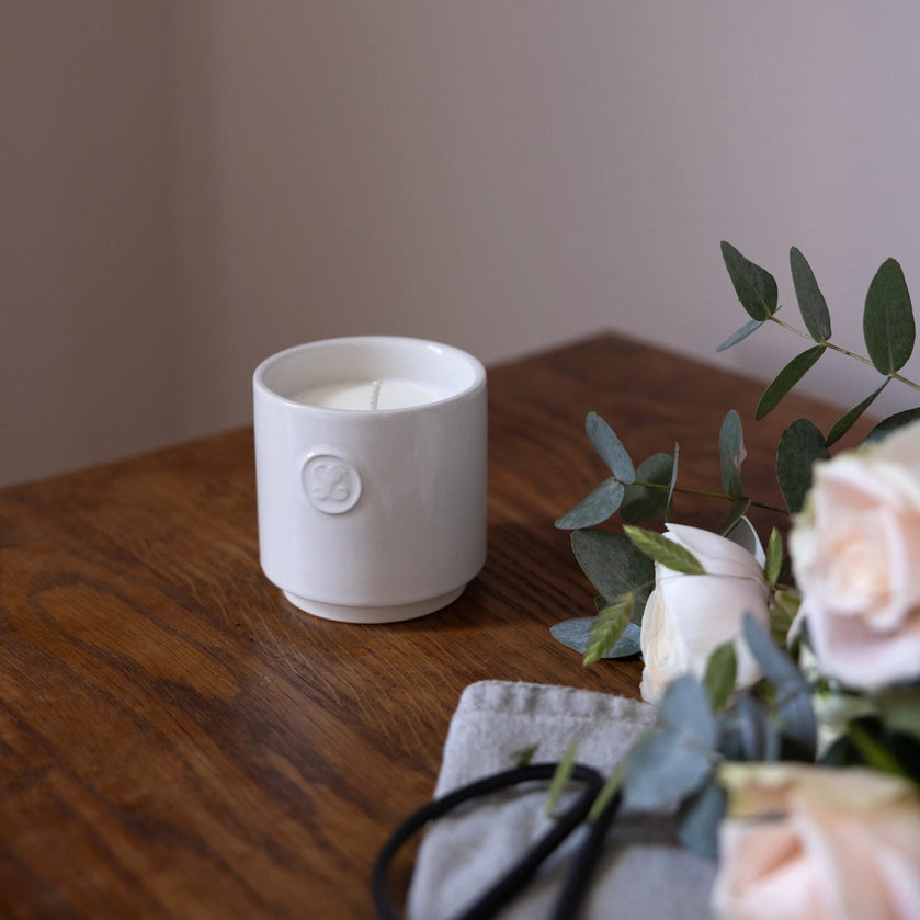 Alma Duftkerze im Keramikbecher - Baumwollblüte & Rose
