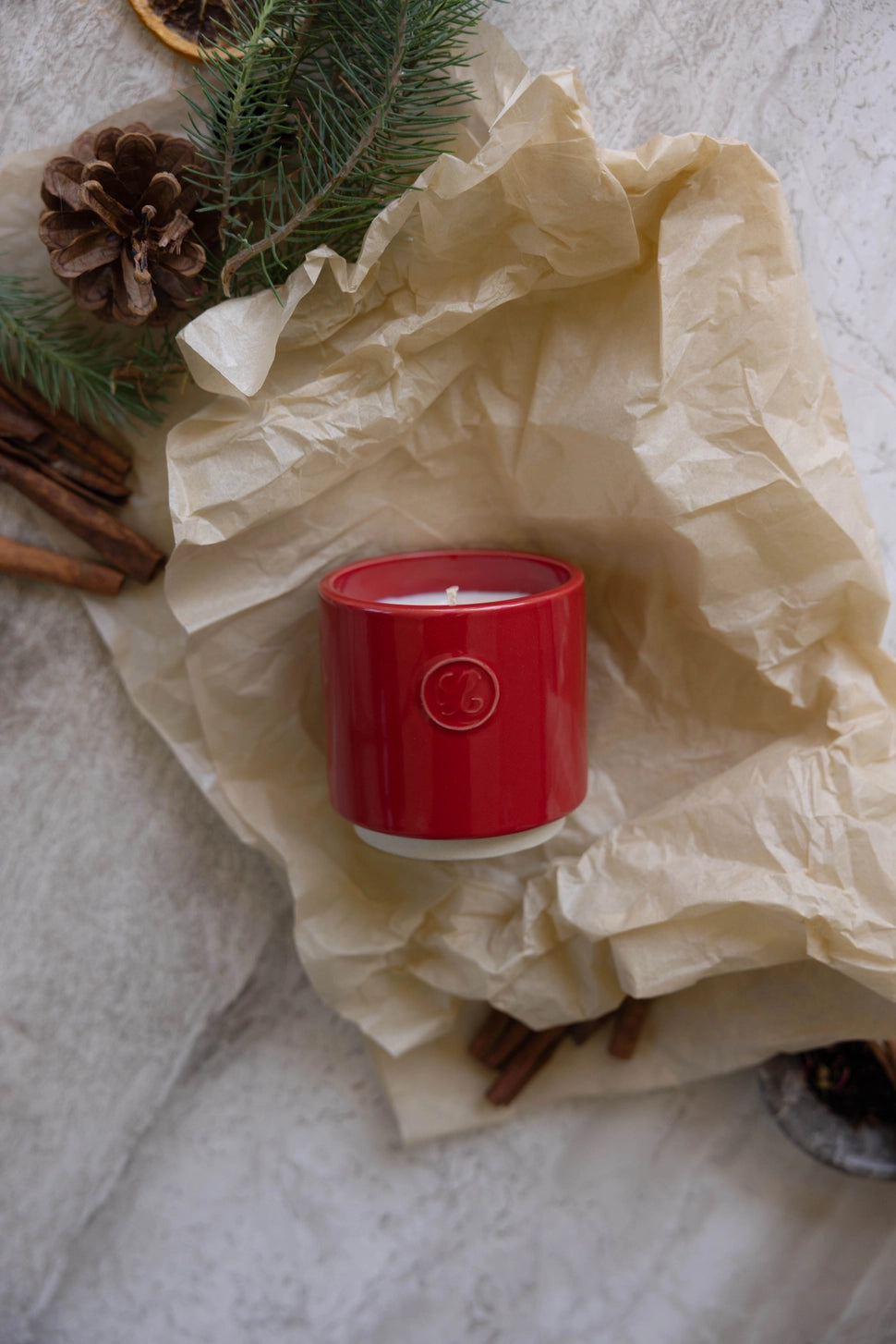 Duftkerze Lisa im Keramikbecher – Roter Apfel & Chai-Tee