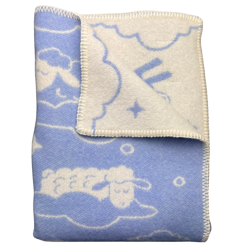 Wolldecke aus Schurwolle in hellblau weiß mit Schaf- und Wolkenmotiv für Kinderzimmer