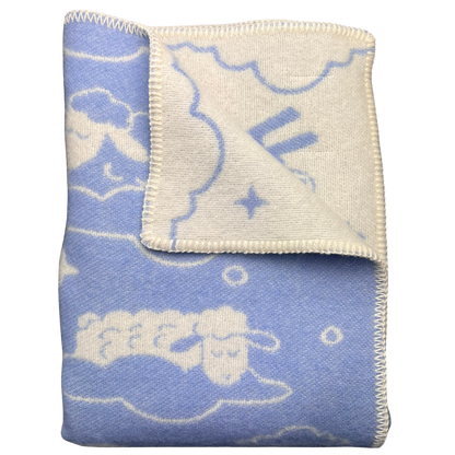 Wolldecke aus Schurwolle in hellblau weiß mit Schaf- und Wolkenmotiv für Kinderzimmer
