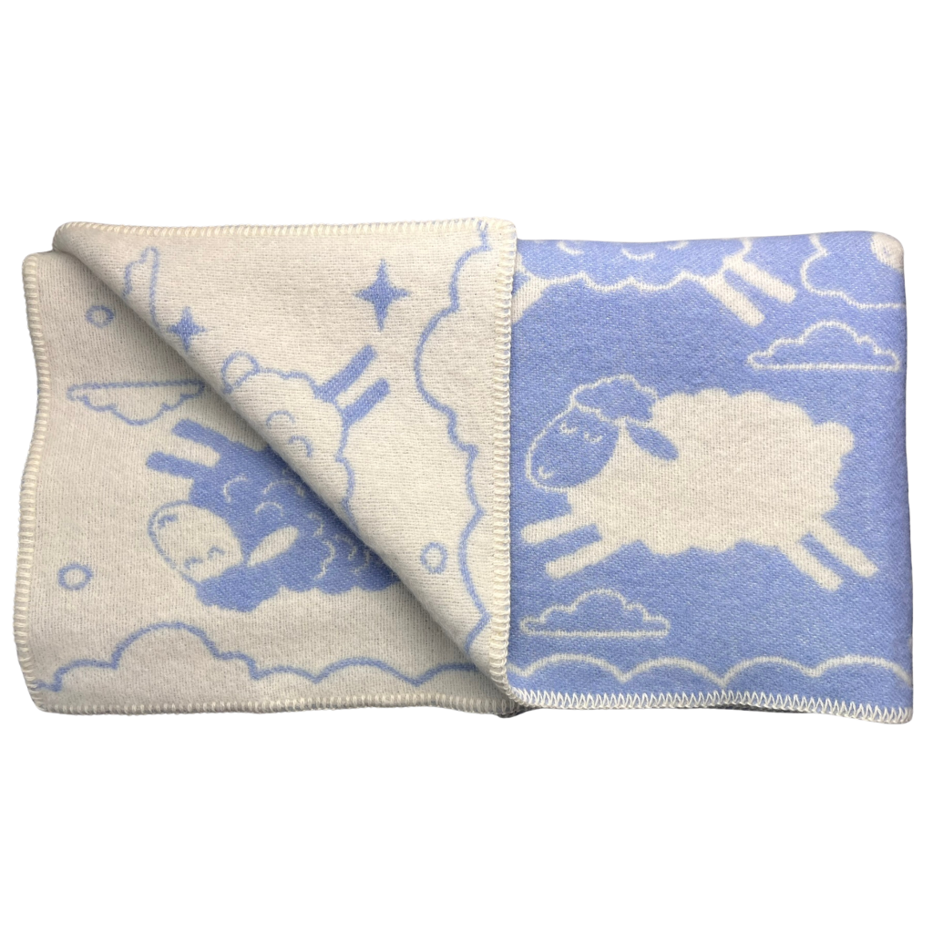 Wolldecke aus Schurwolle in hellblau weiß mit Schaf- und Wolkenmotiv für Kinderzimmer