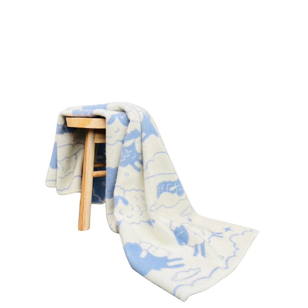 Wolldecke aus Schurwolle in hellblau weiß mit Schaf- und Wolkenmotiv für Kinderzimmer