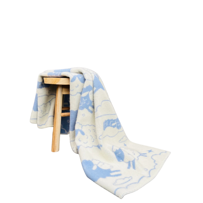 Wolldecke aus Schurwolle in hellblau weiß mit Schaf- und Wolkenmotiv für Kinderzimmer