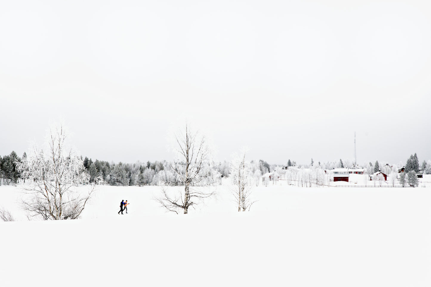 Poster Finnische Winterlandschaft mit zwei Langläufern