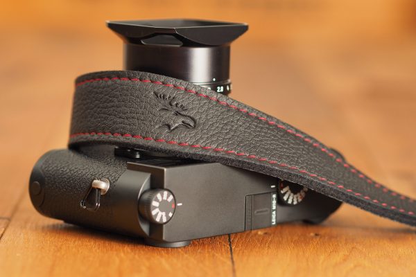 EDDYCAM Kameragurt - Elchleder - 35 mm - Schwarz mit roter Naht